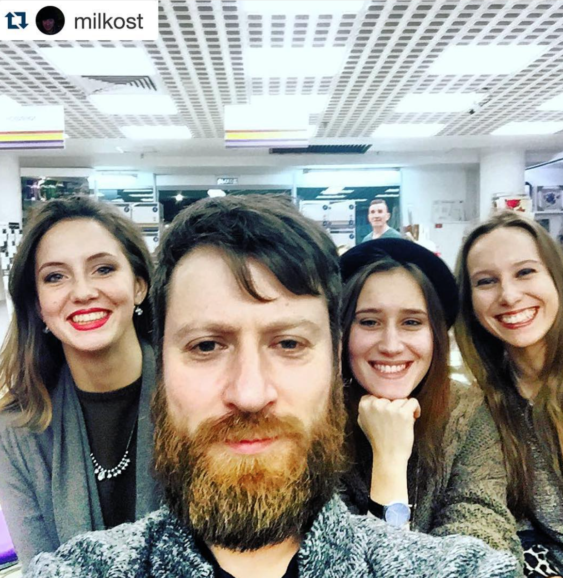Это многочлен Константин Мильчин в окружении засуженных им поклонниц на отборочном туре Кубка Москвы по чтению вслух – 2015.